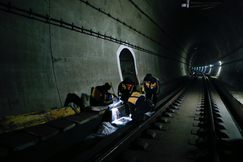 云霄铁路运营隧道病害现状